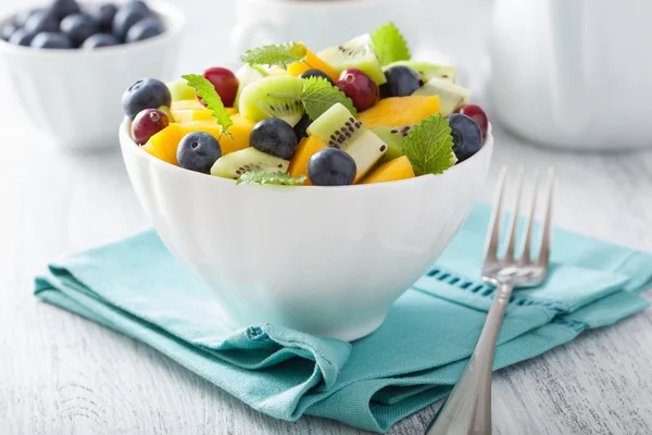 Mango kiwi blueberry reggeli gyümölcs saláta — Stock Fotó