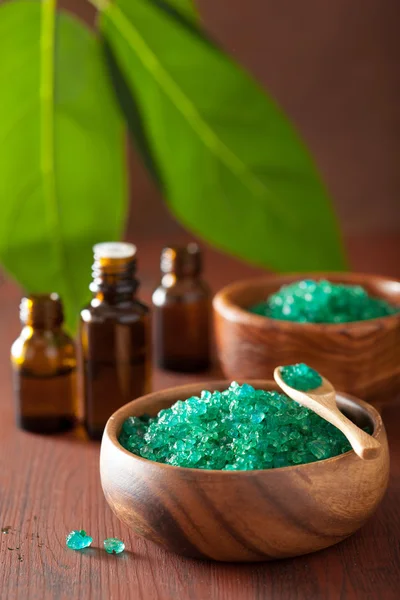 緑ハーブ塩と健康スパ入浴のエッセンシャル オイル — ストック写真