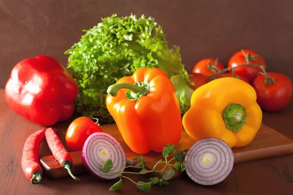 Friska grönsaker peppar tomat sallad lök chili på rustika ba — Stockfoto