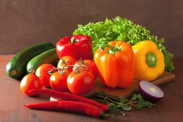 健康的蔬菜辣椒番茄沙拉洋葱辣椒上乡村坝 — 图库照片