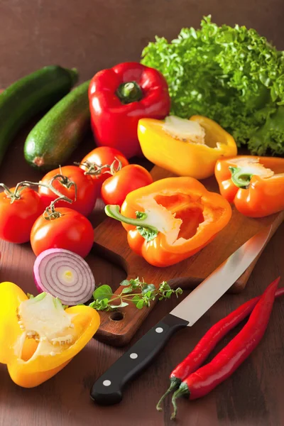 Doğrama sağlıklı sebze üzerinde domates salatası soğan biber biber — Stok fotoğraf