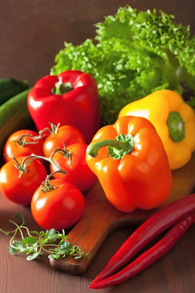 Verduras saludables pimienta ensalada de tomate chile sobre fondo rústico —  Fotos de Stock