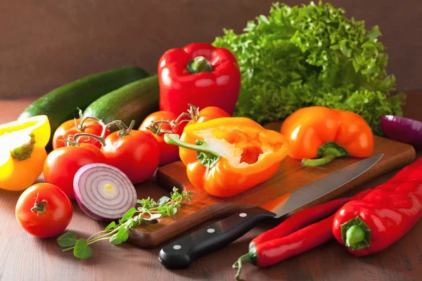 Chopping healthy vegetables pepper tomato salad onion chilli on — Stock Photo, Image