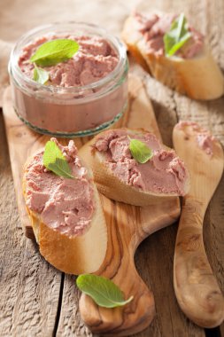 sağlıklı tavuk karaciğer pate adaçayı kavanoz ve ekmek ile