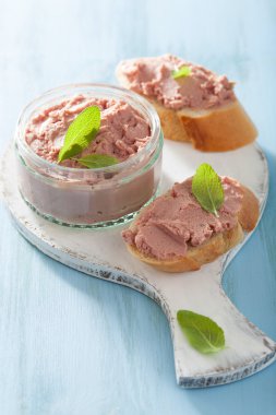 sağlıklı tavuk karaciğer pate adaçayı kavanoz ve ekmek ile