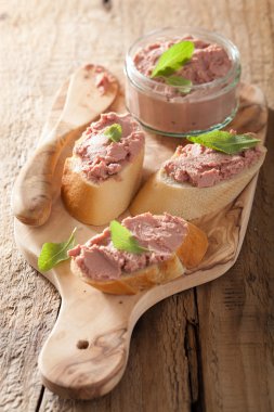 sağlıklı tavuk karaciğer pate adaçayı kavanoz ve ekmek ile