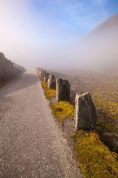 Foggy and sunny road in Norway Gamle Strynefjellsvegen — Stock Photo, Image