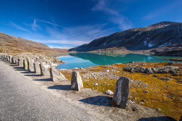 Zonnige herfst weergave Noorwegen Gamle Strynefjellsvegen Langvatnet lake — Stockfoto