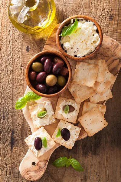 Yumuşak peynir ve zeytin ile kraker. sağlıklı meze — Stok fotoğraf