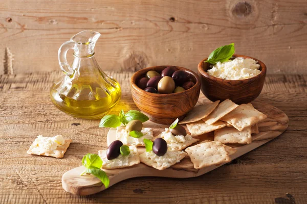 Crackers with soft cheese and olives. healthy appetizer — Stock Photo, Image