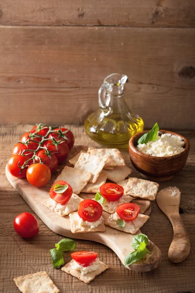 Cracker con formaggio morbido e pomodori. antipasto sano — Foto Stock