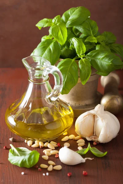 Zutaten für Pesto-Sauce vor rustikalem Holzgrund — Stockfoto