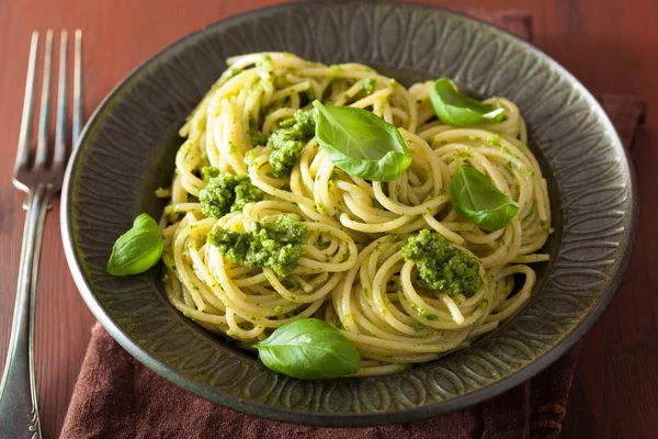 Rustik masa üzerinde pesto soslu spagetti makarna — Stok fotoğraf