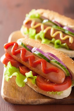 ketçap hardal ve marul sosisli