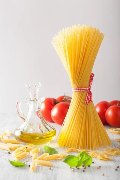 Pasta cruda olio d'oliva pomodori. cucina italiana — Foto Stock