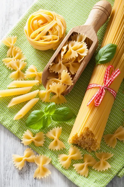 Rohe Pasta Farfalle Spaghetti Penne Tagliatelle. Italienische Küche — Stockfoto