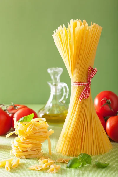 Pasta cruda olio d'oliva pomodori. cucina italiana — Foto Stock