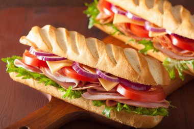 jambon peynir domates marul ile uzun baget sandviç