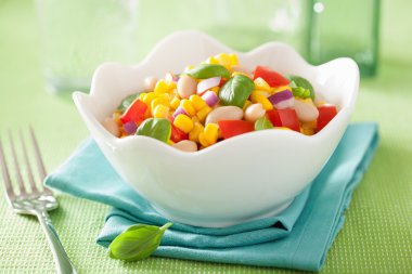 sağlıklı Mısır salata domates soğan fasulye fesleğen ile