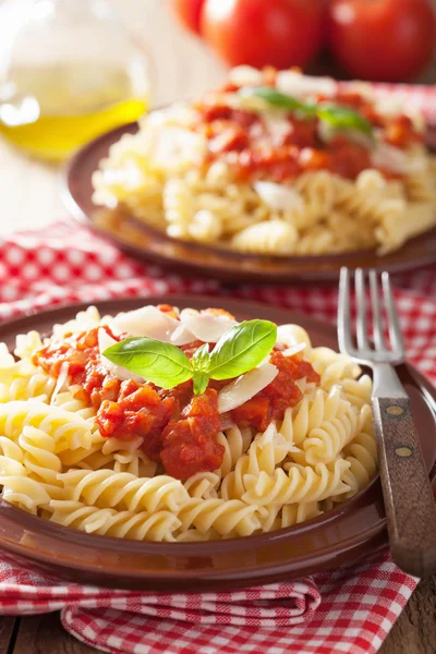 Italské těstoviny fusilli s rajčaty a bazalkou — Stock fotografie