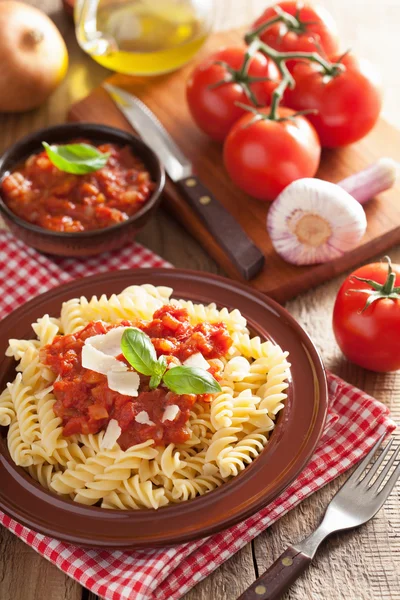 Italské těstoviny fusilli s rajčaty a bazalkou — Stock fotografie