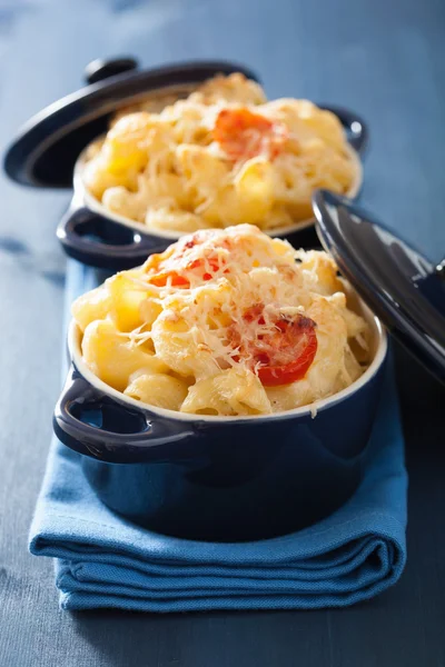 Macarrão assado com queijo em caçarola azul — Fotografia de Stock