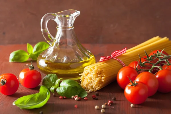 Pasta cruda olio d'oliva pomodori. cucina italiana in cucina rustica — Foto Stock