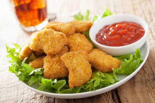 Nuggets de pollo de comida rápida con salsa de tomate, papas fritas, cola — Foto de Stock