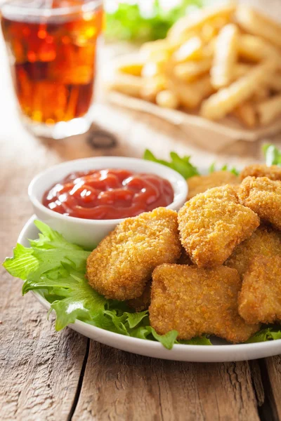 Fast Food Chicken Nuggets mit Ketchup, Pommes, Cola — Stockfoto