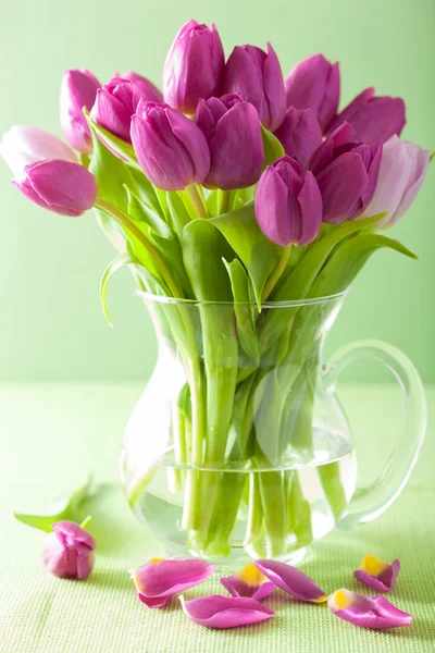 Όμορφη μωβ τουλίπα μπουκέτο λουλούδια στο βάζο — Φωτογραφία Αρχείου