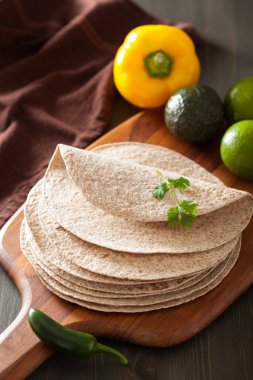 tam buğday ekmeği ahşap tahta ve sebze