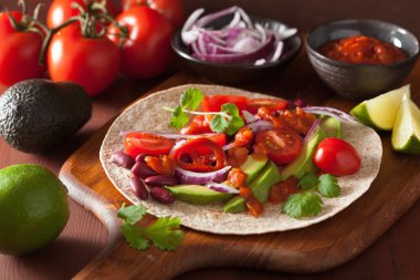 vegan taco sebze, kidey fasulye ve salsa ile