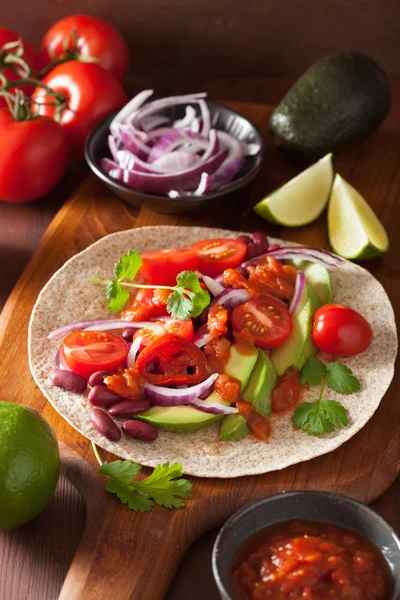 Vegansk taco med grøntsager, kidey bønner og salsa - Stock-foto