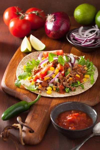 Taco mexicano con maíz de cebolla salasa de tomate de res — Foto de Stock