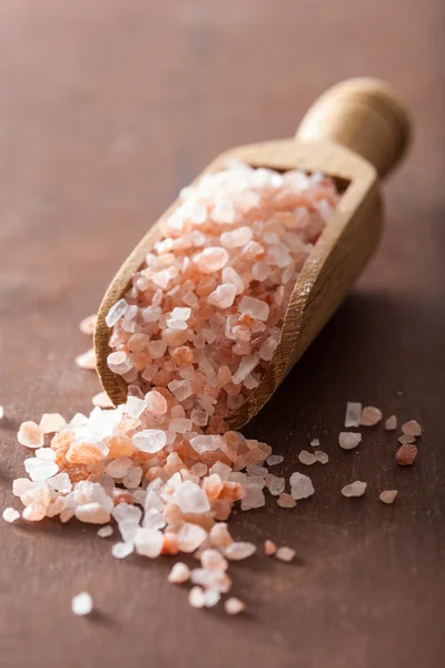 Różowy himalayan soli w miarka — Zdjęcie stockowe