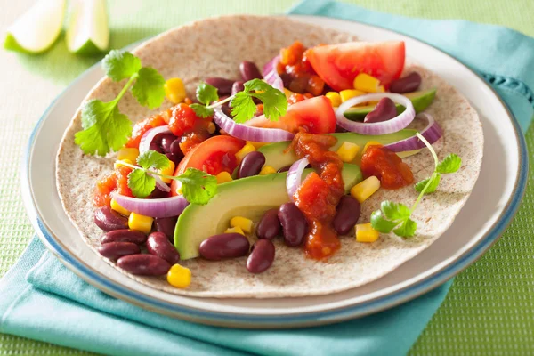 Taco vegano con verduras, frijoles y salsa — Foto de Stock