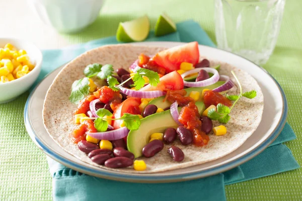 Taco végétalien aux légumes, haricots kidey et salsa — Photo