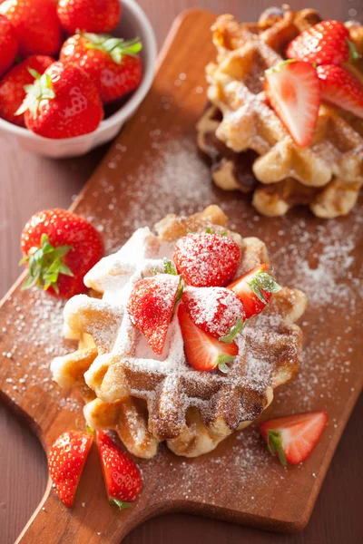 Belgian waffles with icing sugar and strawberry — Stock Photo, Image