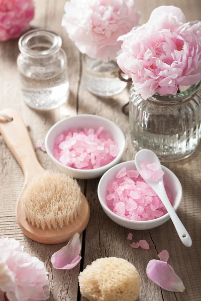 Spa conjunto com flores de peônia e sal de ervas rosa — Fotografia de Stock