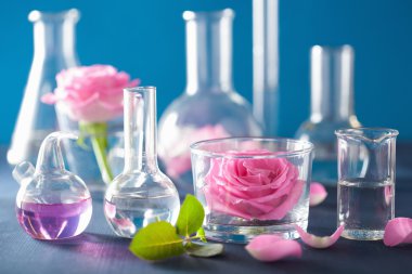 Simya ve aromaterapi gül çiçek ve kimyasal flas ile ayarla