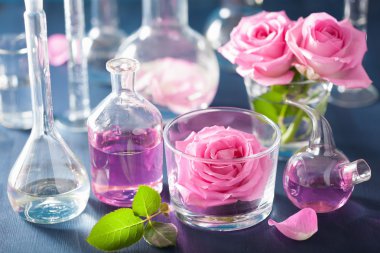 Simya ve aromaterapi gül çiçek ve kimyasal flas ile ayarla
