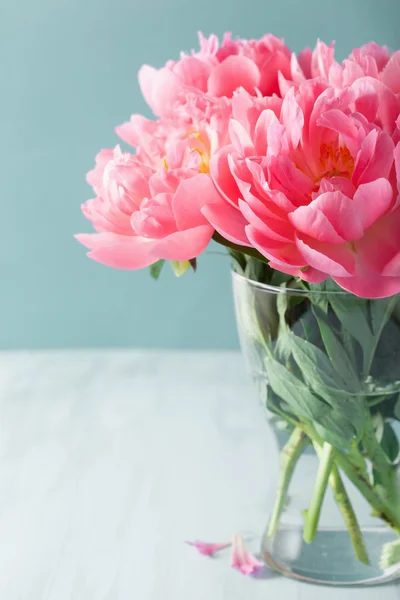 Hermoso ramo de flores de peonía rosa en jarrón — Foto de Stock