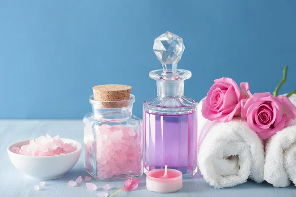 Spa aromaterapi med rosa blommor parfym och örtsalt — Stockfoto