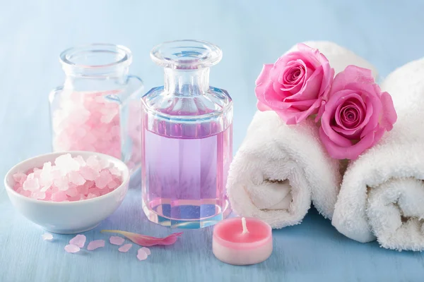 Spa aromatherapy with rose flowers perfume and herbal salt — Stock Photo, Image