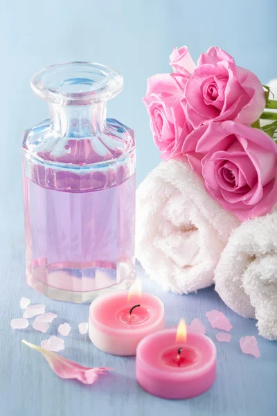 Spa aromatherapie met roze bloemen parfum en kruiden zout — Stockfoto