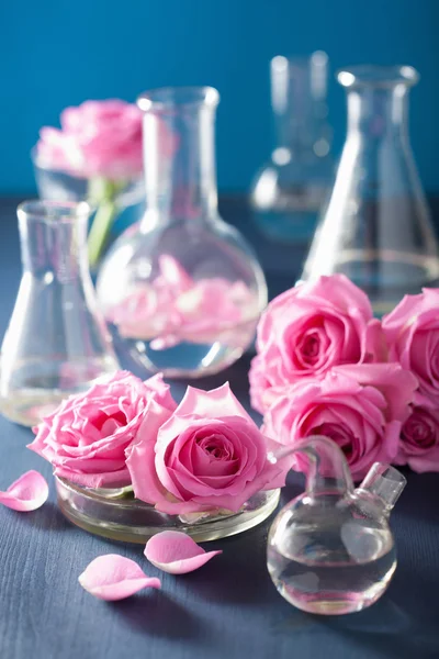 Ensemble alchimie et aromathérapie avec fleurs de roses et flasques chimiques — Photo