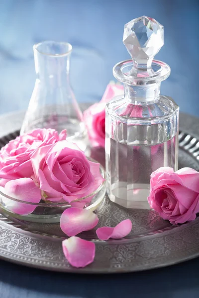 Conjunto de aromaterapia com flores rosa e frascos — Fotografia de Stock