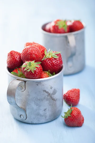 Verse aardbeien in oude cups — Stockfoto