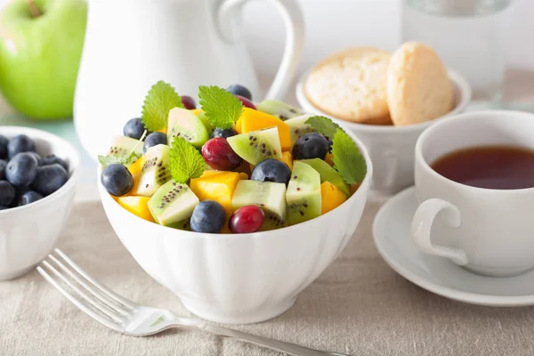 Mango kiwi blueberry kahvaltıda meyve salatası — Stok fotoğraf