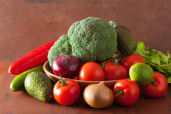 Légumes sains tomate avocat oignon brocoli concombre céleri — Photo